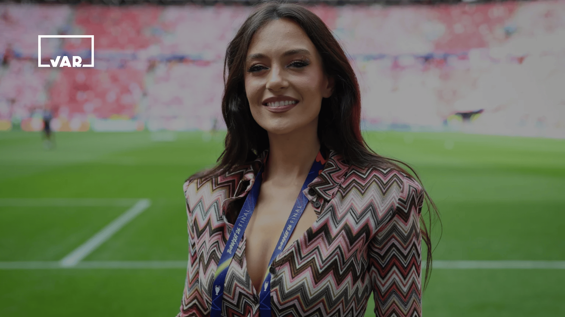“SUPER YLLI” – Mediumi britanez e quan “Laura Woods” moderatoren shqiptare