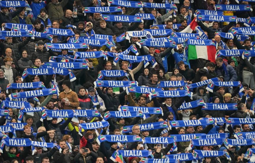Tifozët italianë me “të vegjlit”, në mungesë të përfaqësueses së tyre